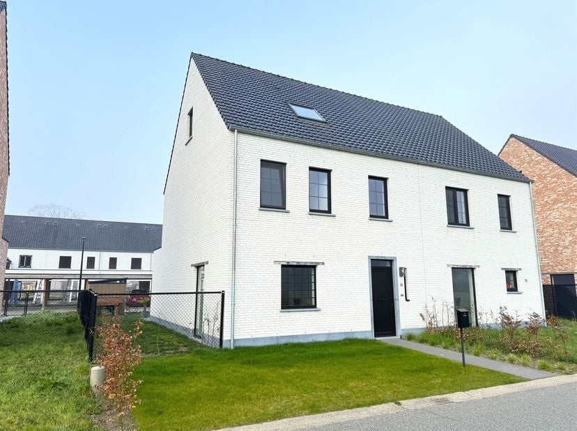 Prachtige BEN - woning met 3 slaapkamers en tuin<br />
<br />
Ligging: Rustige en kindvriendelijke locatie gelegen in een mooie en groene omgeving.