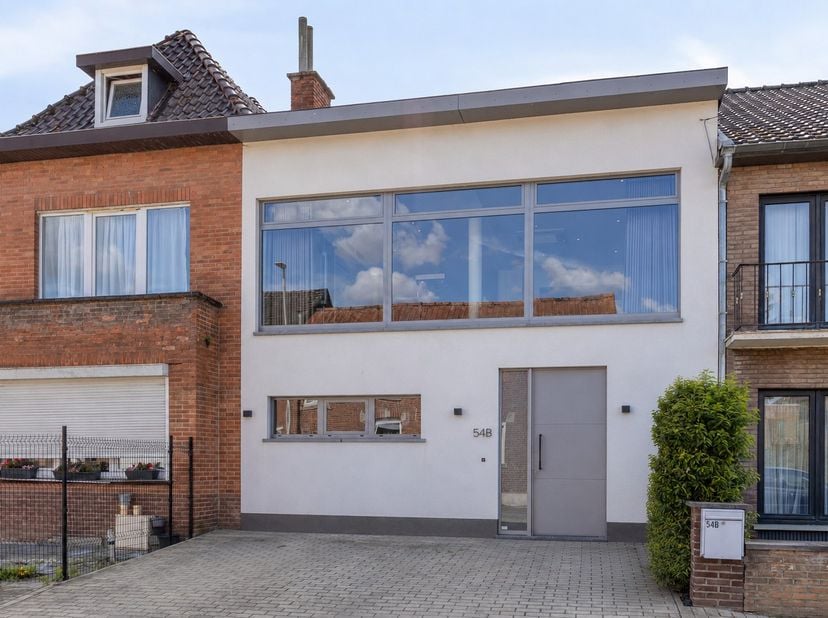 Bent u op zoek naar een verzorgde en volledig instapklare woning, met bovendien de mogelijkheid om wonen en werken te combineren? Dan is deze leuke wo