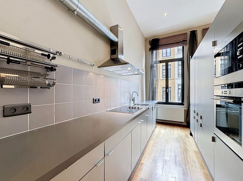 Bien présenté par Mike Doolaeghe - Tél. : +32 471 65 85 85 - E-mail : mike.doolaeghe@victoire.be<br />
Victoire Junot vous propose ce bel appartement