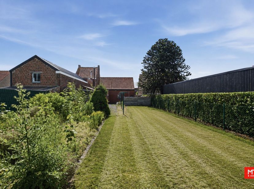 Tussen Zonnebeke en Beselare bevindt zich deze te renoveren woning. Gelegen op een perceel van 530 m² en voorzien van een zonnige tuin, biedt deze eig