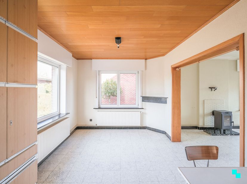 Deze te renoveren woning is gelegen op een perceel van 1.827 m² en beschikt over een bewoonbare oppervlakte van ca. 152 m². De ligging is bijzonder gu