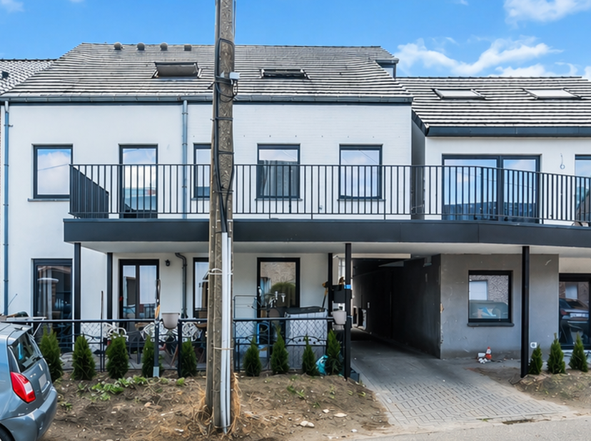 Stijlvol en ruim duplex appartement met 3 slaapkamers, 3 badkamers en zonnig terras in hartje Maasmechelen<br />
In het centrum van Maasmechelen, op e