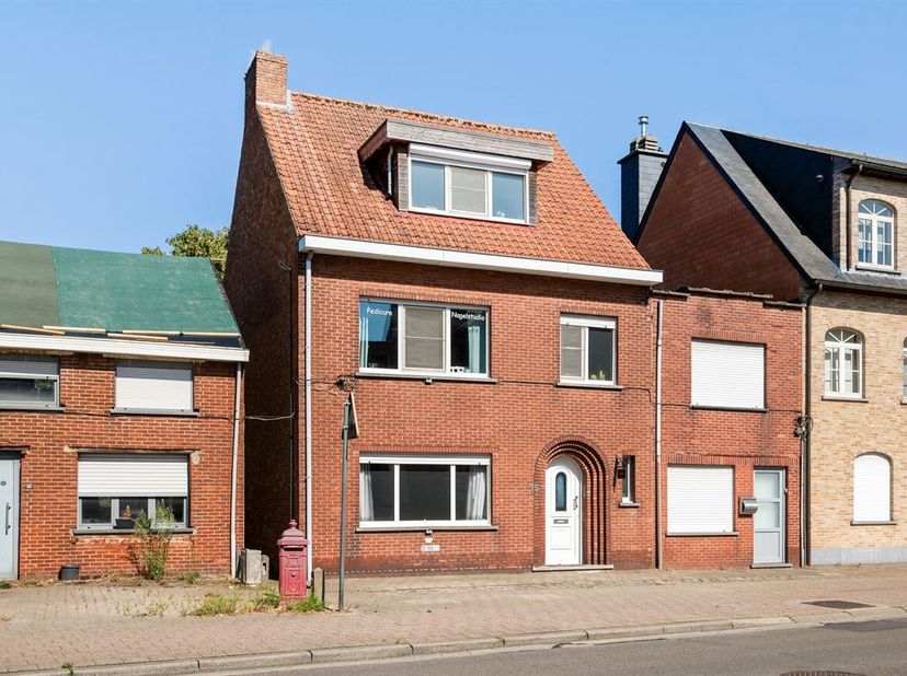 Deze aangename gezinswoning in de Netestraat 15 in Grobbendonk biedt een ruime en praktische indeling, met maar liefst 4 à 5 slaapkamers en verschille