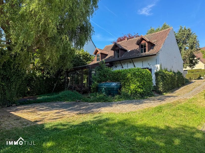 Bent u op zoek naar een woning met karakter en tal van mogelijkheden? Deze woning is rustig gelegen nabij het centrum van Welle en vormt samen met het