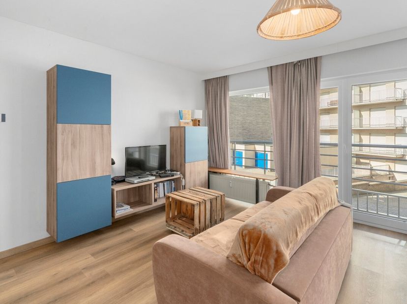 Te koop: verzorgd appartement in het centrum van Koksijde, op slechts enkele stappen van de zeedijk en de zee. Dit appartement bevindt zich in een toe