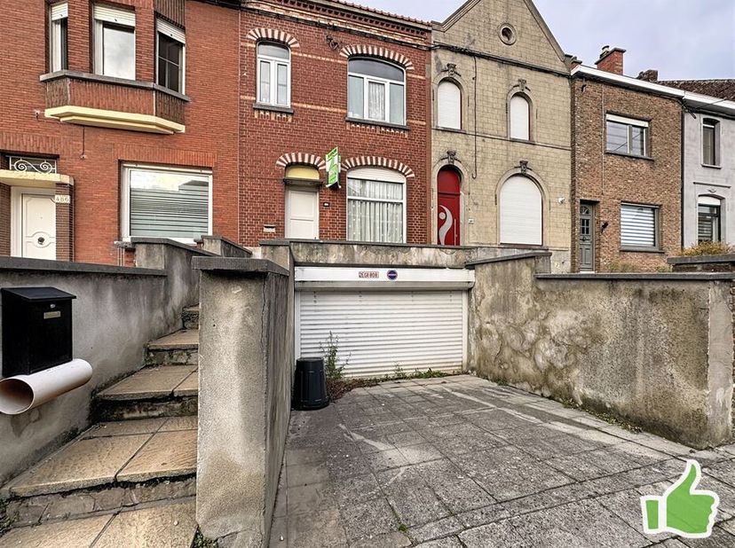 Située sur la chaussée du Risquons-tout, cette maison constitue une belle opportunité pour les investisseurs.<br />
Elle se compose au rez-de-chaussée