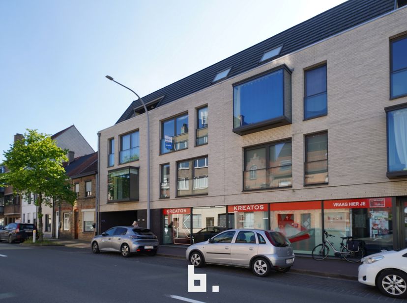 Dit instapklare appartement,  gelegen op de tweede verdieping van een verzorgde residentie met lift, bevindt zich op een centrale locatie in Sint-Andr