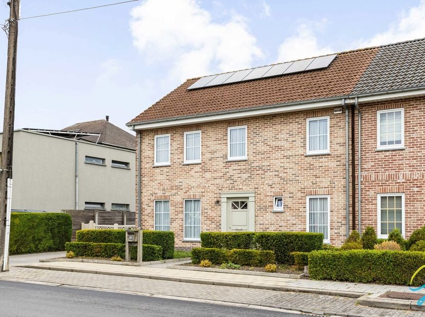 Op een prachtig perceel van maar liefst 17 are bevindt zich deze ruime en energiezuinige woning met een schitterend landelijk uitzicht. Dankzij de gro