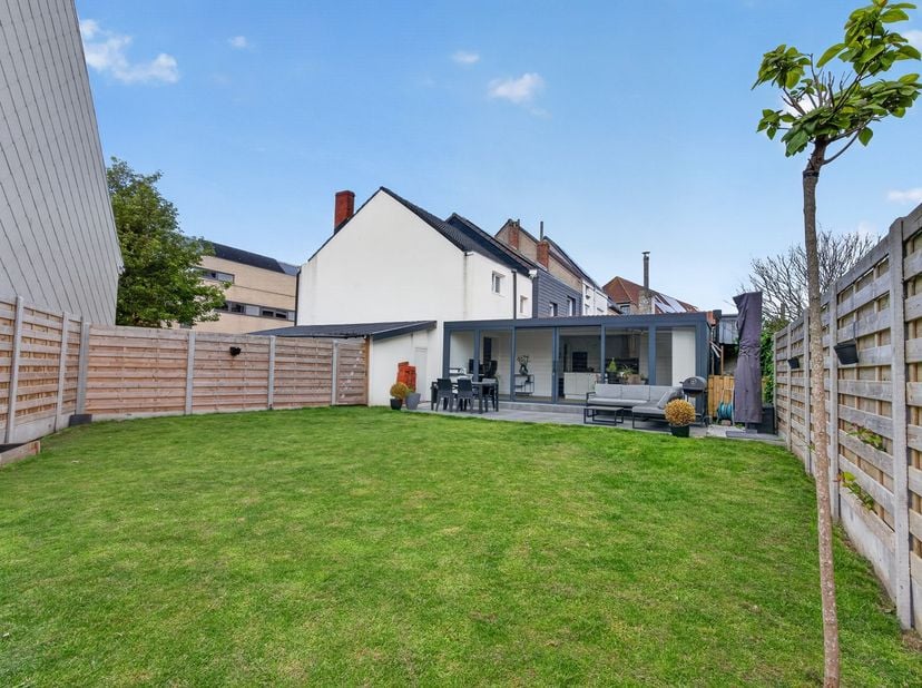 In een rustige en aangename woonomgeving in Bredene bevindt zich deze instapklare gezinswoning met een gunstig EPC, een zonnige tuin en een praktische