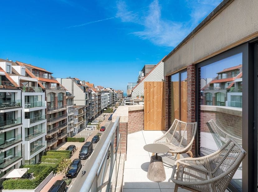 Magnifique appartement en duplex rénové, situé à l'angle de l'avenue de Bayaux et de l'avenue Léopold, à proximité de l'avenue Lippens, dans une résid