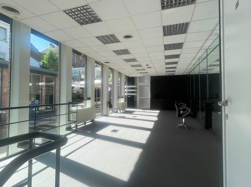 **A LOUER - ESPACE POLYVALENT DANS NOTRE CENTRE DE FORMATION - HASSELT - Période à convenir**<br />
<br />
Vous recherchez un espace professionnel et