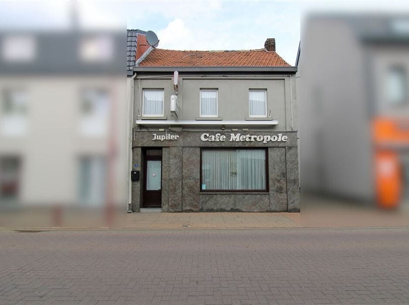 Handelspand met woonst te koop gelegen op toplocatie in Maasmechelen!<br />
Bent u op zoek naar een eigendom met tal van mogelijkheden? Dit ruime, goe