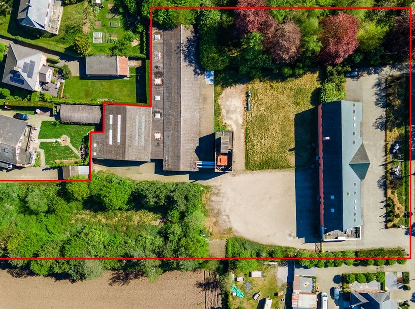 Vaste bâtiment industriel (env. 1 070 m²) avec un appartement en duplex unique (env. 231 m²) <br />
Il s'agit d'un bâtiment industriel très spacieux c