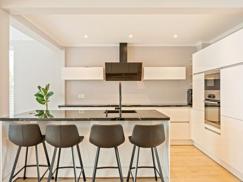 De eigendom is volledig instapklaar, gelegen in Minderhout, op een zuidgeoriënteerd perceel van ca. 488 m². Het pand is recent gerenoveerd waardoor he