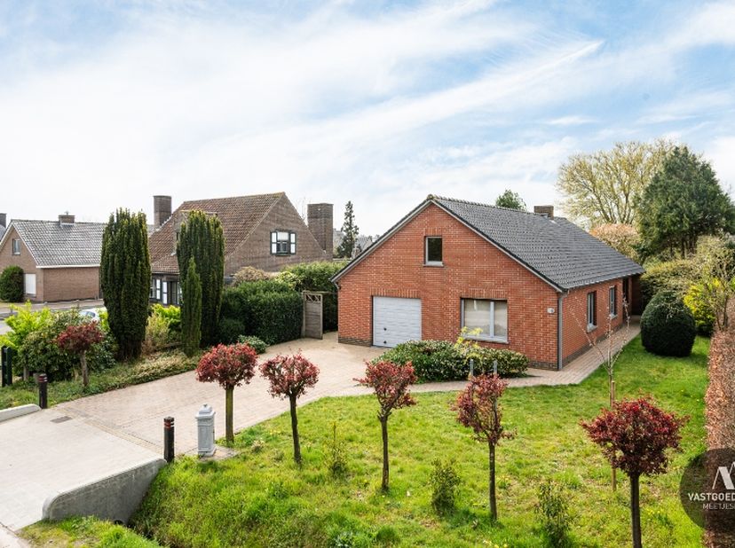 Verrassend... beter kan je deze woning niet omschrijven.<br />
<br />
Ruime woning: Bewoonbare oppervlakte volgens EPC&amp;nbsp; 251m²&amp;nbsp;<br />
Perceel