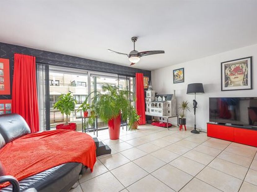 Ruim, ongemeubeld appartement in klein gebouw op topligging, vlakbij het strand en casino.   Indeling : inkomhal, ruime en brede woonkamer met open ge