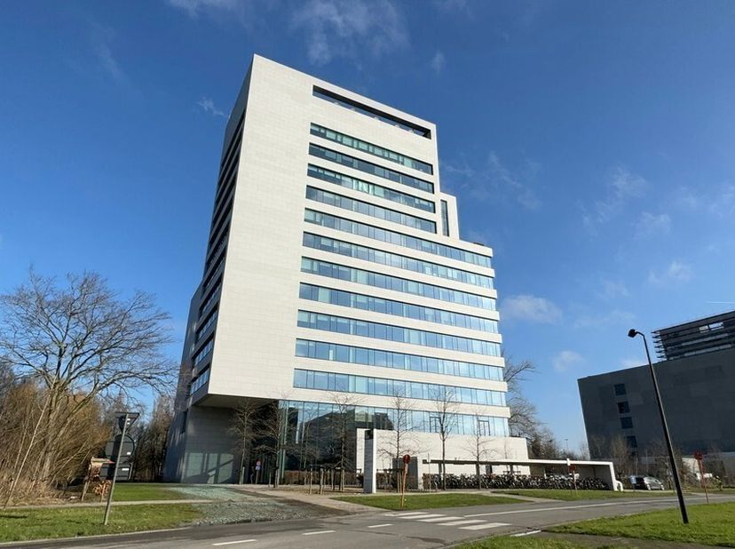 194m² d'espace de bureau meublé au 4ème étage<br />
Emplacement: situé commercialement le long de l'E40; à proximité de l'Université de Gand et des sp