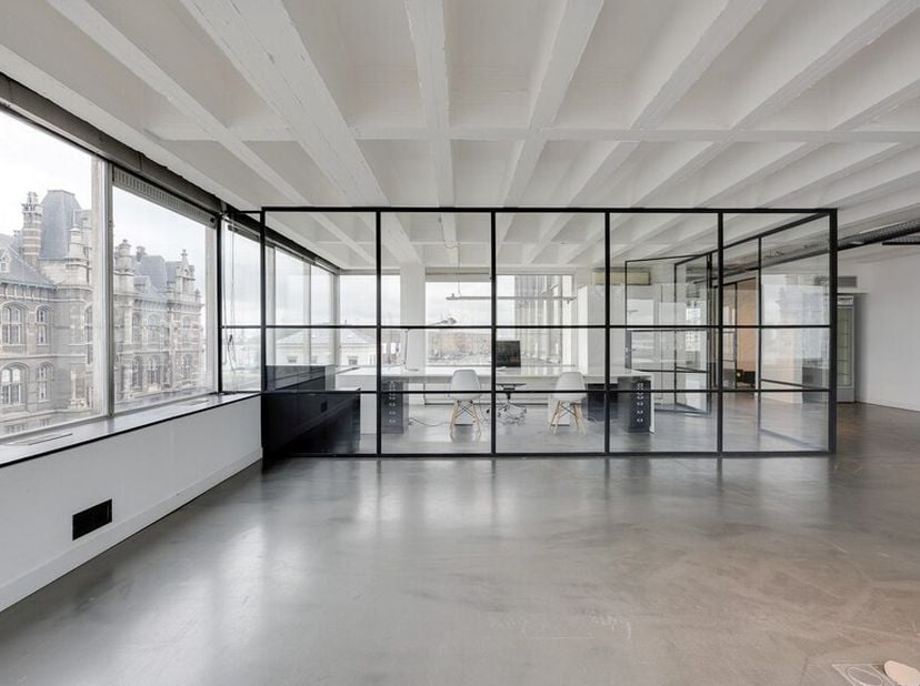 Ce loft de bureau élégant est situé dans un emplacement A absolu au MAS, au cur du dynamique Eilandje. La propriété est située à l'angle de Tavernierk