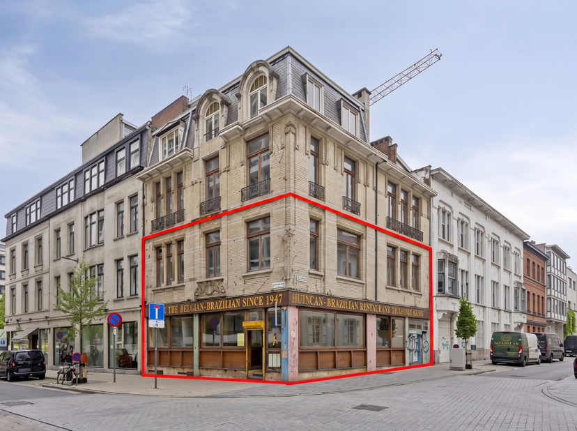 Van Cuyckstraat 2 propose une propriété commerciale de caractère (environ 418 m²) avec une apparence unique, idéale pour une variété d'activités comme