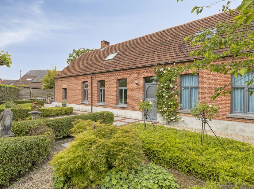 Au rez-de-chaussée (environ 150 m²), outre le hall d'entrée, vous trouverez un espace de vie confortable, une cuisine équipée, une buanderie et un déb