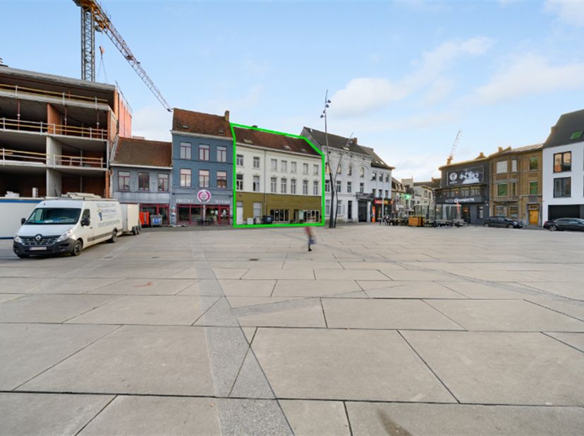 Dit uitzonderlijke en polyvalente pand is uiterst strategisch en commercieel gelegen op de Hopmarkt te Aalst. Dit bestaat uit een handelshuis enerzijd