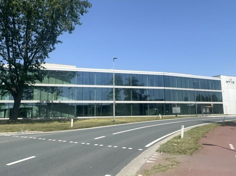 Êtes-vous à la recherche d'un bureau durable et professionnel dans un emplacement facilement accessible ? Découvrez cet espace de bureau de haute qual