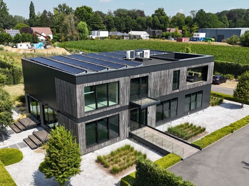Bent u op zoek naar een representatieve en instapklare kantoorruimte op een uitstekend bereikbare locatie? Deze moderne kantoorruimte van 275 m², gele