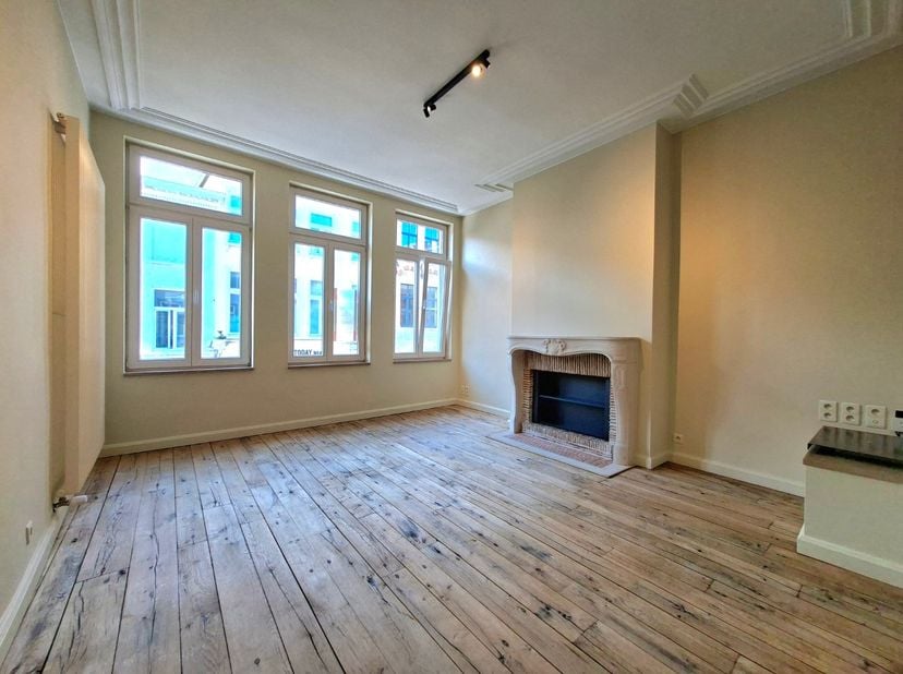 Exclusief triplex-appartement van 135m² gelegen tussen de Markt en 't Zand. In het centrum van de stad maar met alle rust door de excellente isolatie.