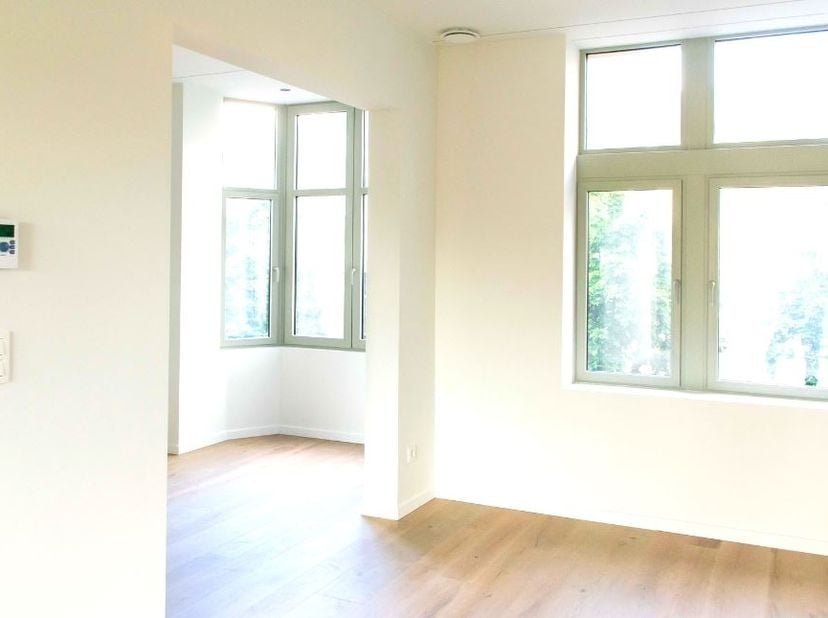 Aan de Thonissenlaan 62, temidden van het stadscentrum, bevindt zich op de Groene Boulevard deze prachtige herenwoning welke gerenoveerd werd naar 2 s