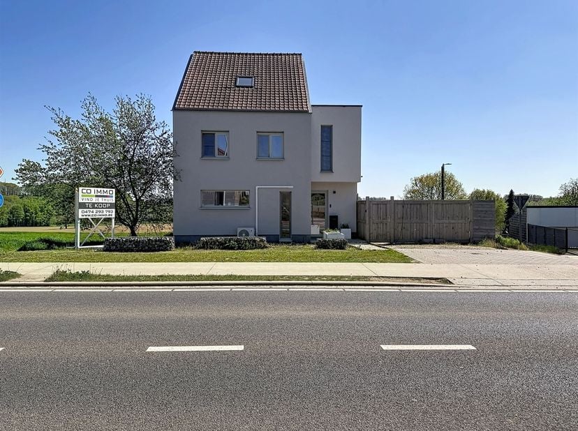 Ruime gerenoveerde woning met tuin gelegen te Bekkevoort, Provinciebaan 20, op een perceel van 15a 80ca.<br />
De woning werd in 2019 volledig gestri