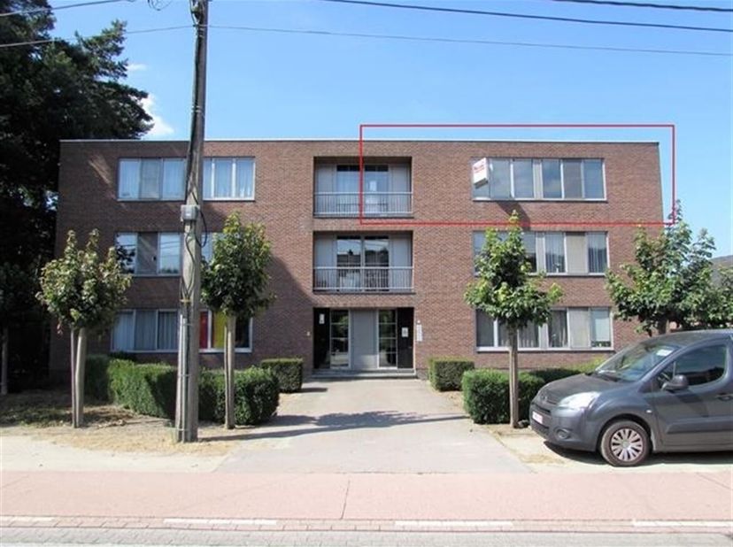 Spacieux appartement de 3 chambres à coucher, prêt à l'emploi, avec garage, stockage en sous-sol et abris pour voitures<br />
Situation : Situé au cal