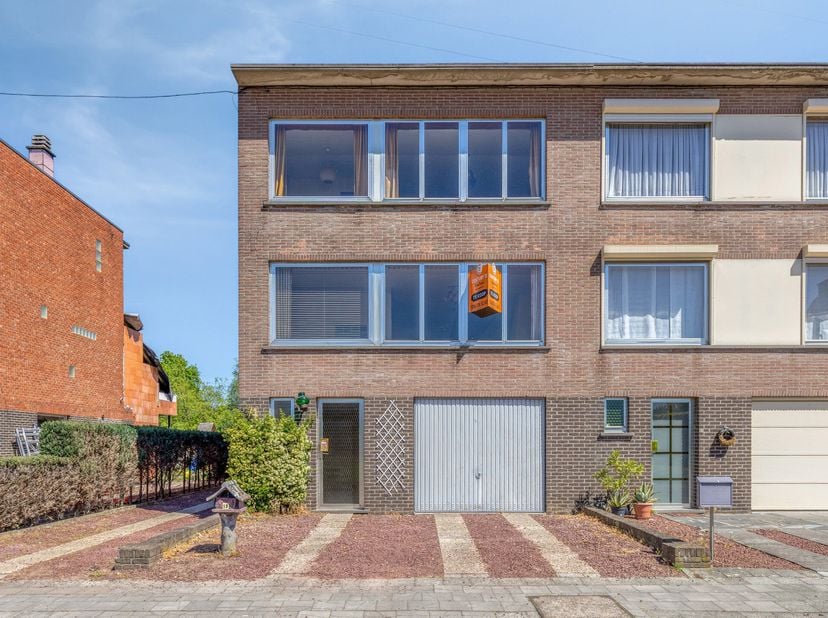 Te renoveren bel-etagewoning gelegen in de Vinkenstraat te Aarschot, op een gunstige locatie vlakbij het centrum. Deze woning biedt tal van mogelijkhe