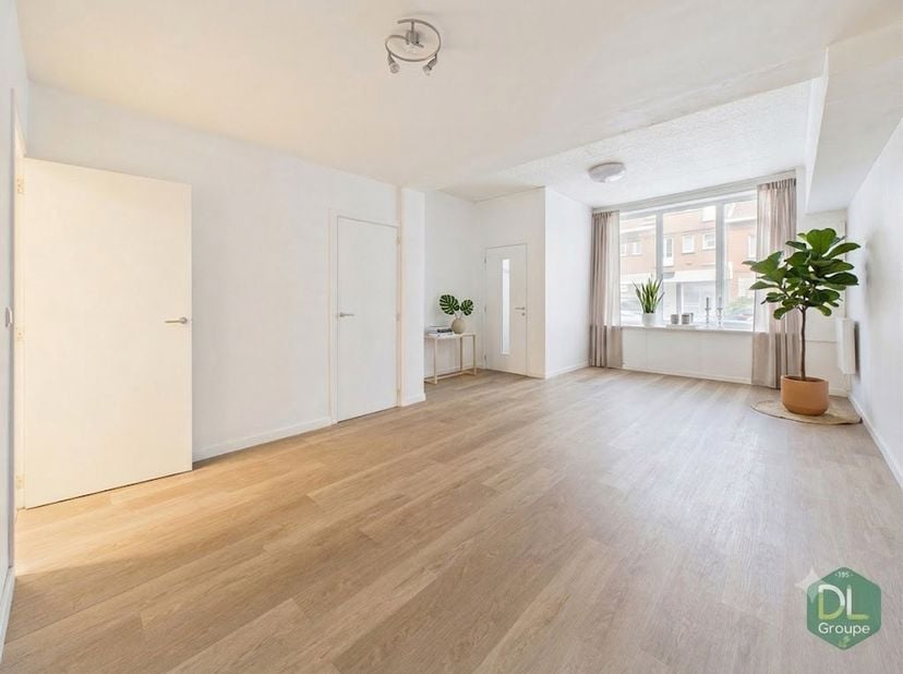 Au Rez de chaussée : Un hall d’entrée desservant un séjour lumineux comprenant un salon et une salle à manger. Vous y trouverez également une cave sai