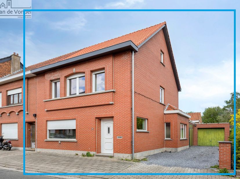 Zeer sterk gebouwde halfopen bebouwing met oprit, garage en grote tuin te Nieuwerkerken !<br />
Deze ruime woning is rustig en centraal gelegen in Nie