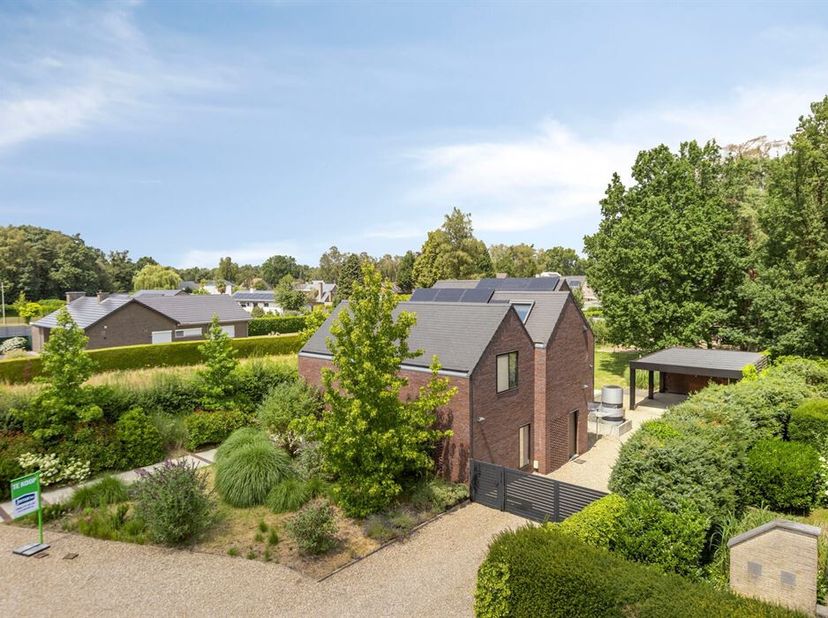 Exclusieve architectenwoning met gelijkvloerse master suite op een perceel van bijna 15a.<br />
Bent u op zoek naar een woning waar moderne architectu