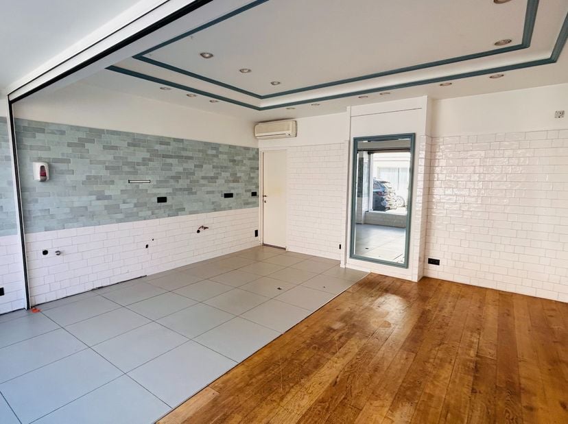 Op zoek naar een commerciële toplocatie om werken en wonen te combineren?<br />
<br />
Dit multifunctionele pand in het hart van Deerlijk biedt een st