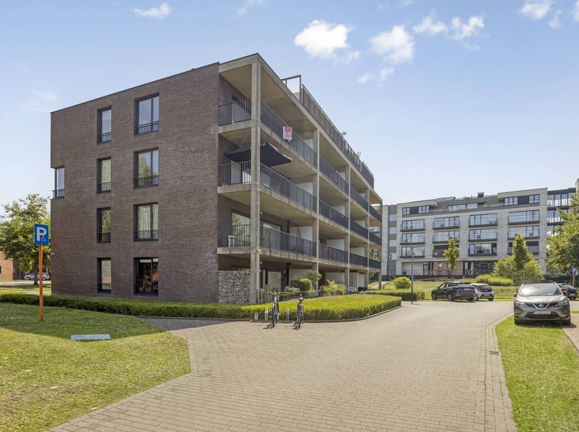 Dit moderne, energiezuinige 1-slaapkamerappartement (EPC-label B) is gelegen in de rustige Christine D'haenstraat, vlak bij het bruisende Brugse stads