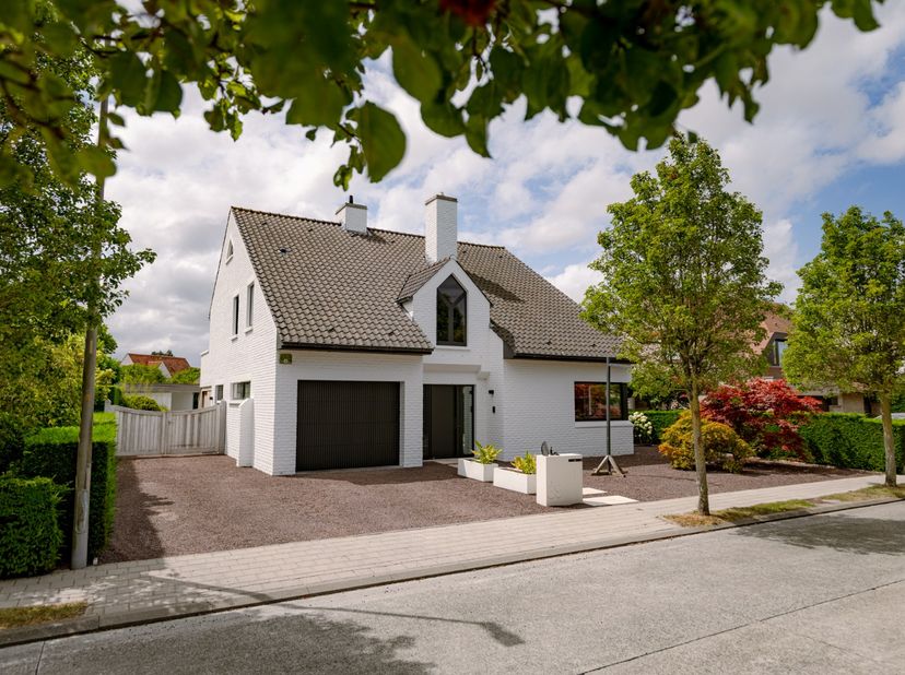 In een rustige en residentiële woonomgeving in Westkapelle, op slechts enkele minuten van Knokke, bevindt zich deze tijdloze en recent gerenoveerde vi