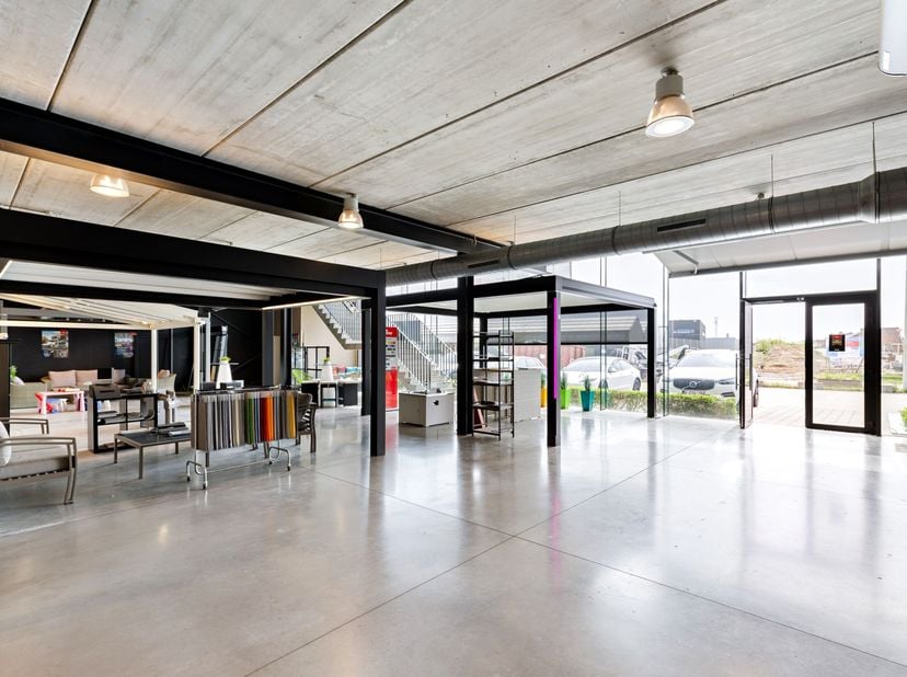 Dit polyvalent bedrijfsgebouw bestaat op het gelijkvloers uit een showroom, bureelruimtes&amp;nbsp;en magazijnruimte met een oppervlakte van +/- 746 m². D