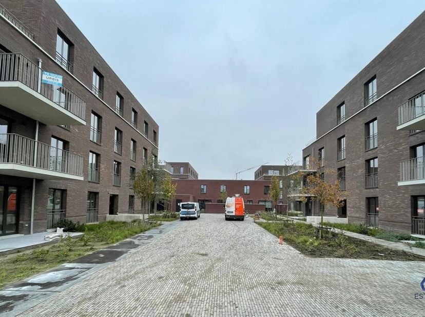 Ondergrondse staanplaats beschikbaar in het complex 'Castor'. <br />
Vlotte verbinding met de Antwerpse Ring en de oprit E17. <br />
Het gebouw beschi