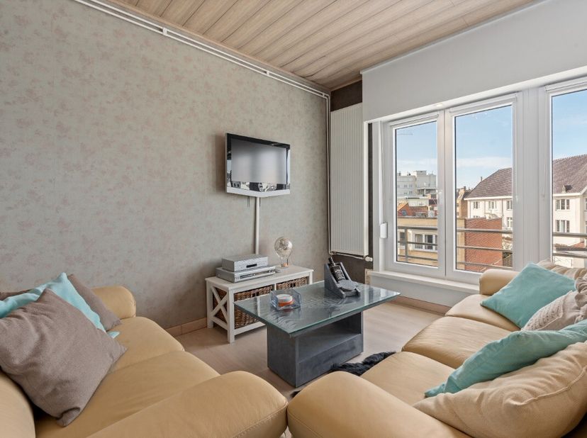 Te koop: instapklaar appartement in Koksijde, gelegen in de Duinbergenstraat op korte wandelafstand van zee, duinen en openbaar vervoer. Dit verzorgd