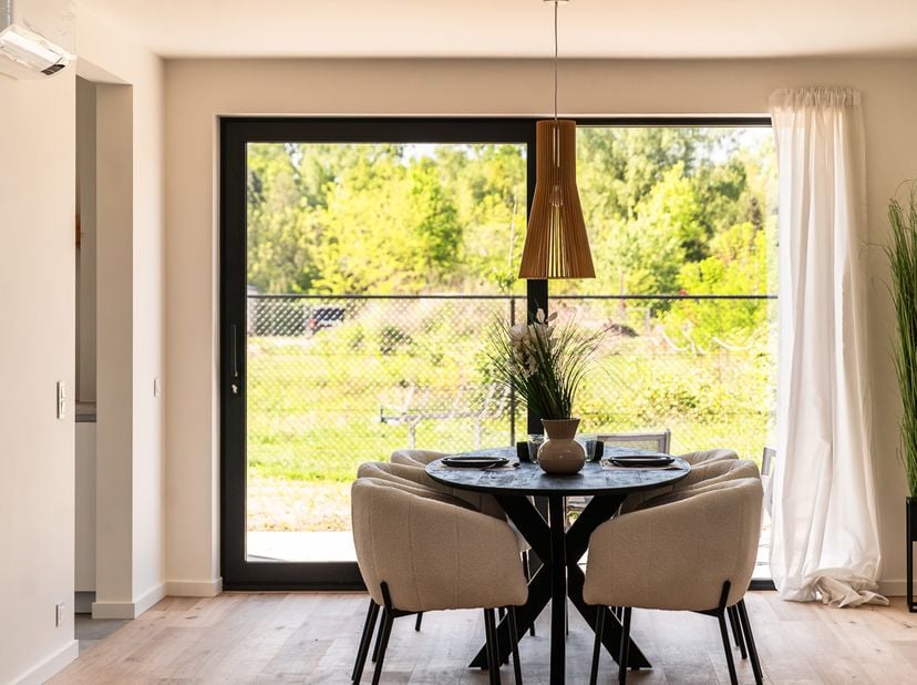 Deze moderne halfopen bebouwing in De Kom in Leopoldsburg bevindt zich op een rustige ligging vlakbij de jachthaven, met aangename zichten op het wate