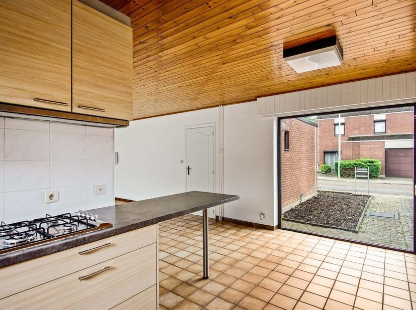 Ligging:<br />
Gelegen in de Sint-Antoniuswijk te Rotselaar bevindt deze woning zich in een rustige en kindvriendelijke woonomgeving. Dankzij de vlott