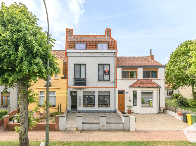 À la recherche d’un appartement lumineux et prêt à emménager à proximité de la mer ? Ce duplex économe en énergie, situé dans une petite copropriété d