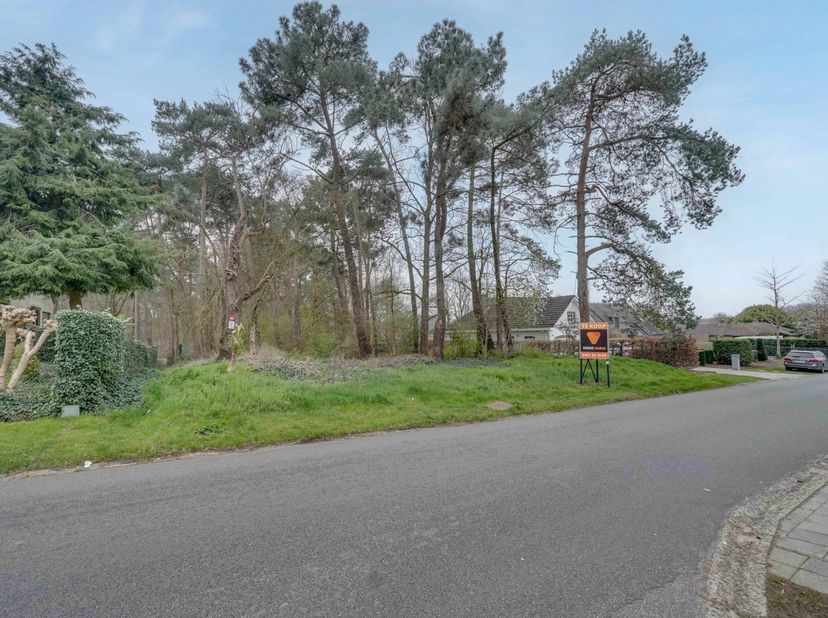 Deze prachtige projectgrond van 15 are is gelegen in de Snijwitstraat 20 in Houthalen.<br />
Met een perceeldiepte van circa 60 meter en een straatbre