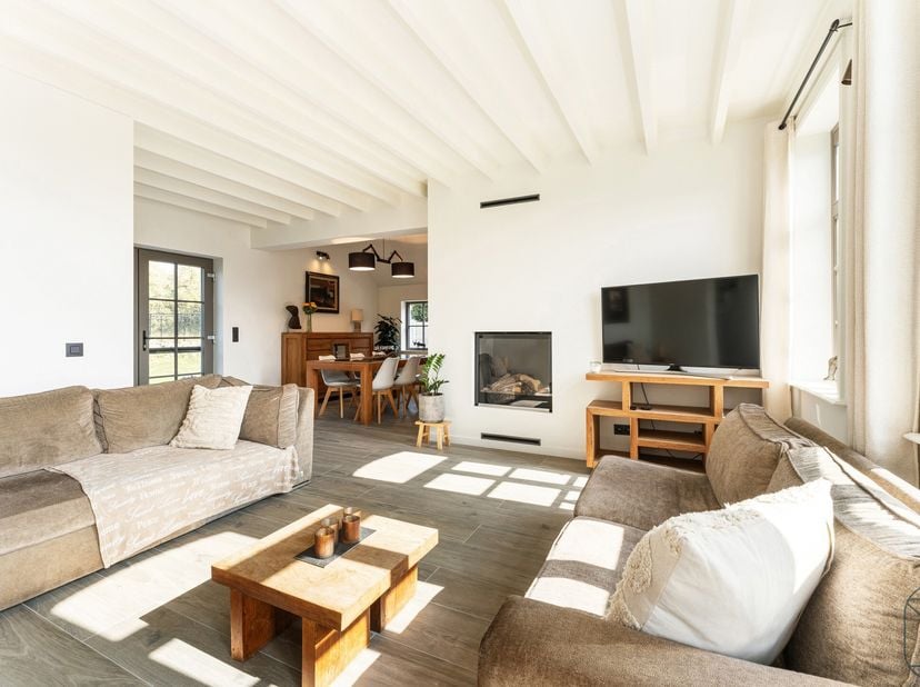 Charmant gerenoveerde hoeve op een perceel van 2.142 m² met prachtig landelijk zicht, paardenstallen en tal van mogelijkheden! Deze eigendom werd in 2