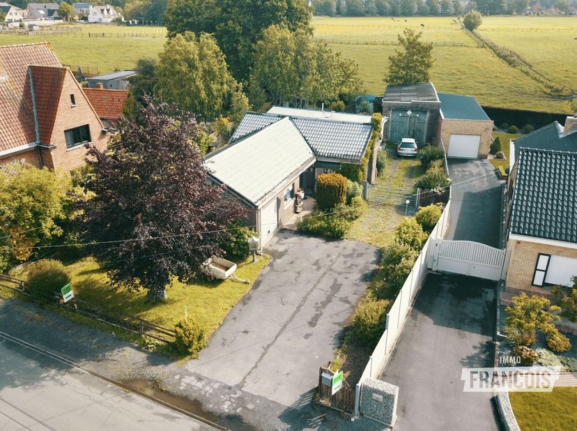Mogelijkheid om uw woonproject te realiseren in Wijnendale, Torhout!<br />
Ontdek dit bouwperceel gunstig gelegen aan de Smissenstraat 25 in Torhout.<