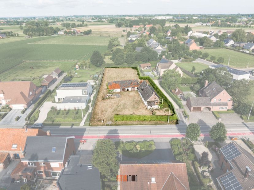 Mooi perceel bouwgrond met afbraakwoning en stal op 2.215m², gelegen in het centrum van Oekene en met landelijk karakter.<br />
<br />
Centraal gesitu