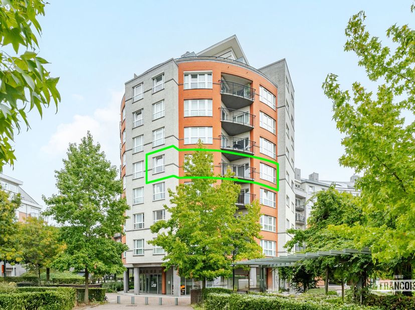 Ontdek dit prachtige moderne appartement gelegen in Jette, op de vierde verdieping van een kleinschalige mede-eigendom. Deze eigendom combineert perfe