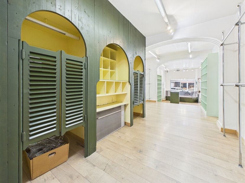 À vendre, en plein coeur vibrant de Mouscron, une maison de commerce au charme indéniable, nichée dans lune des rues les plus dynamiques et passantes